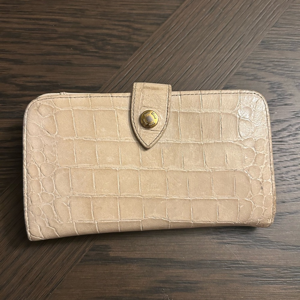 Miu Miu Beige Crocodile-Embossed Wallet - Picture 9 of 13